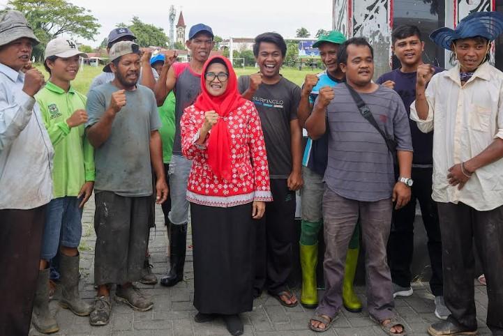 Keakraban-Wali-Kota-Susanti-Dewayani-dengan-para-petugas-kebersihan-di-beberapa-kesempatan.jpg