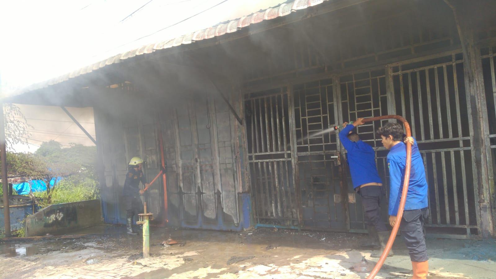 Kebakaran-Bengkel-dan-Toko-Kelontong-di-Medan-Tuntungan.jpg