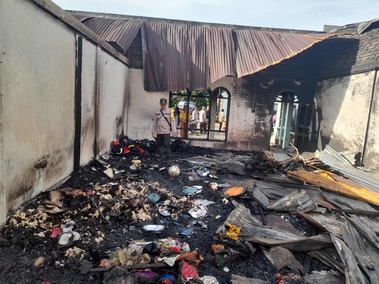 Kebakaran-polsek-raya-akapwpa.jpg