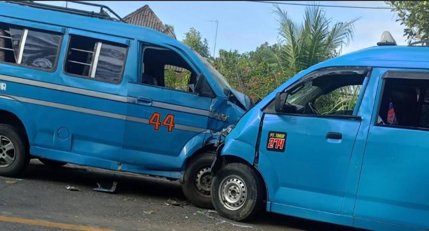 Kecelakaan-lalulintas-dua-unit-angkutan-umum-yang-biasa-disebut-timtak.jpg