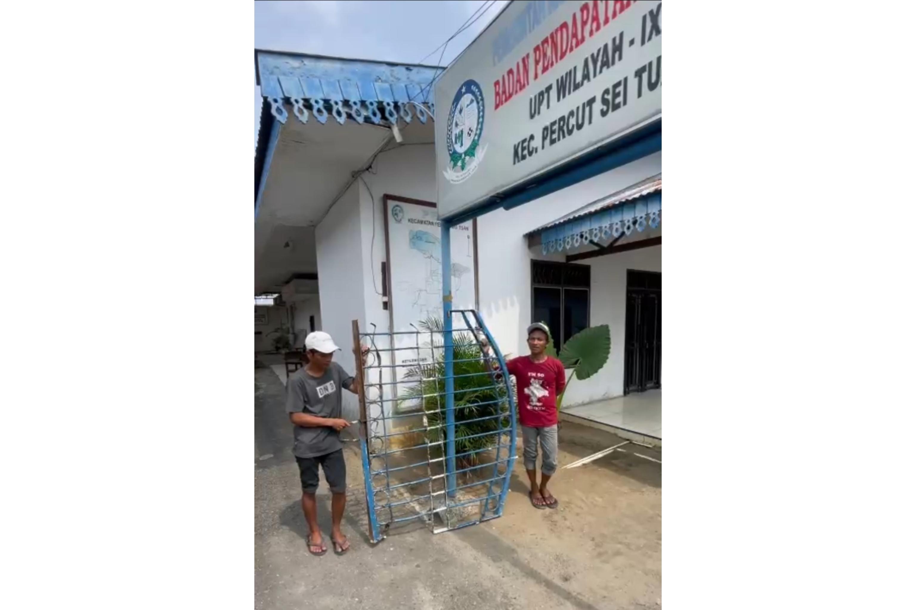 Kedua-pelaku-maling-pagar-kantor-Camat-Percut-Seituan.jpg