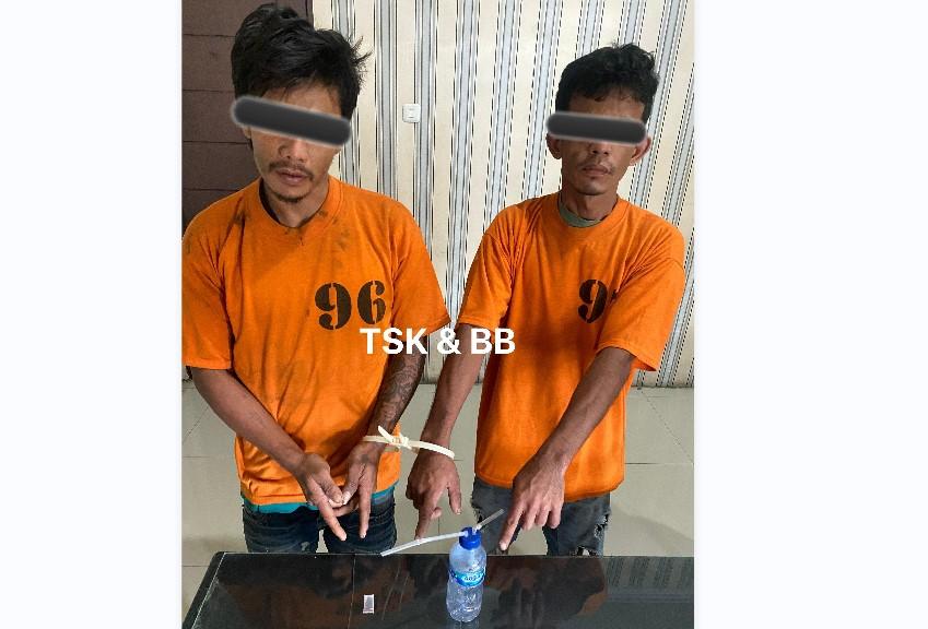 Kedua-pelaku-penyalahgunaan-narkotika-beserta-barang-bukti-diamankan-di.jpg
