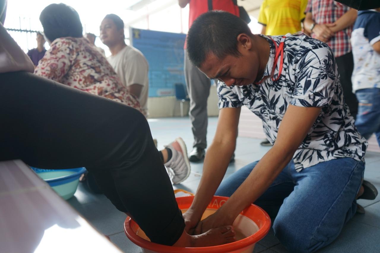 Kegiatan-Basuh-Kaki-oleh-warga-binaan-kepada-orang-tua-Ibu.jpg