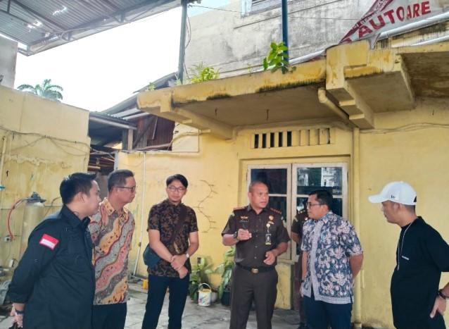 Kejari-Medan-saat-melakukan-penyitaan-tanah-dan-bangunan-di-Jalan-Sutomo.jpg