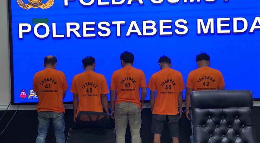 Kelima-pelaku-ketika-dihadirkan-saat-konferensi-pers-di-Polrestabes-Medan.jpg
