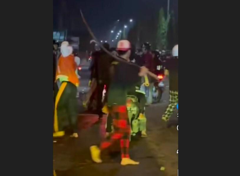 Kelompok-geng-motor-membawa-sajam-panjang-saat-berulah-di-Jalinsum-Desa.jpg