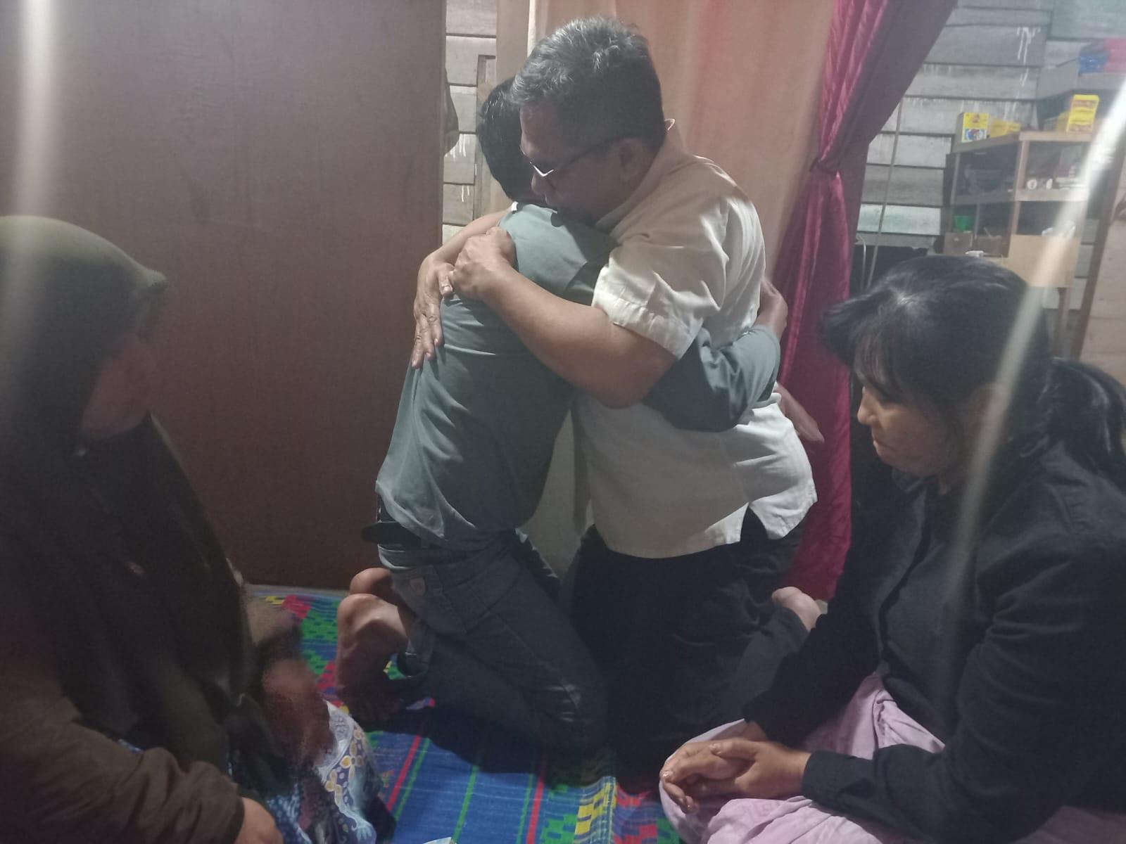 Keluarga-korban-bayi-yang-meninggal-di-RSUD-Sidikalang-berpelukan-dengan-Dokter.jpg