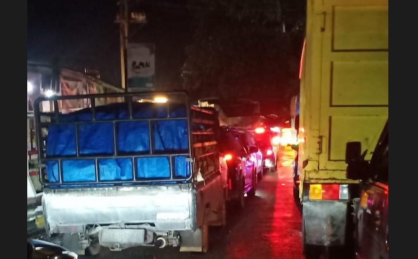 Kemacetan-Medan-Berastagi_Ada-Pohon-tumbang-di-sembahe_.jpg
