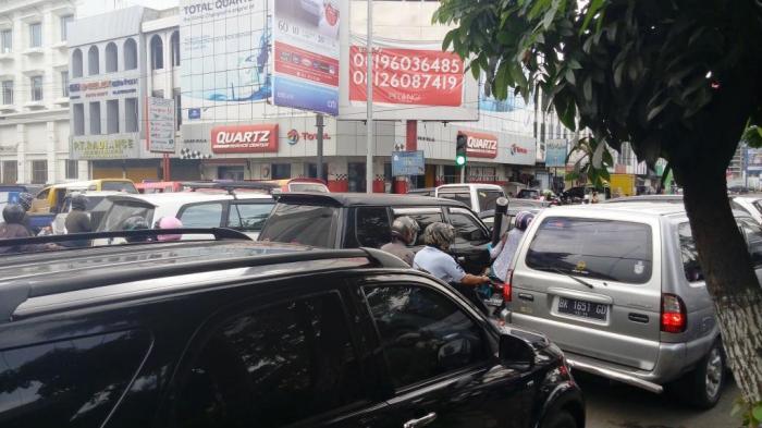 Kemacetan-di-Jalan-HM-Yamin-Medan.jpg
