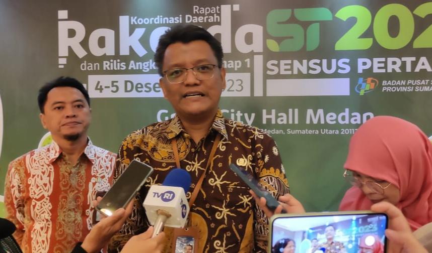 Kepala-BPS-Sumut-Nurul-Hasanuddin-saat-wawancara-pada-acara-Rilis-Angka-Sensus.jpg