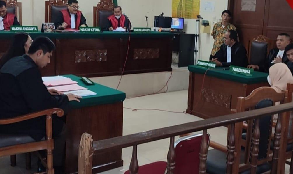 Kepala-Desa-Lau-Mulgap-Asri-Nurmala-Sitepu-saat-menjalani-persidangan.jpg