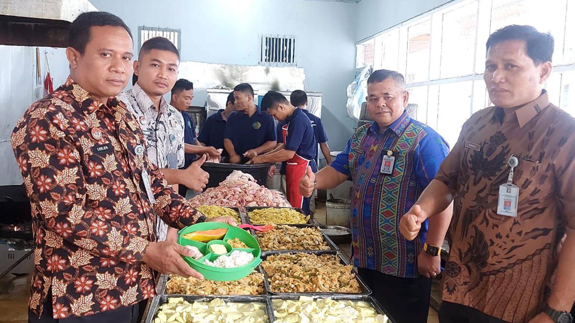 Kepala-Lapas-Padangsidimpuan-Rutin-Tinjau-Dapur-Jamin-Kualitas-Makanan-WBP.jpg