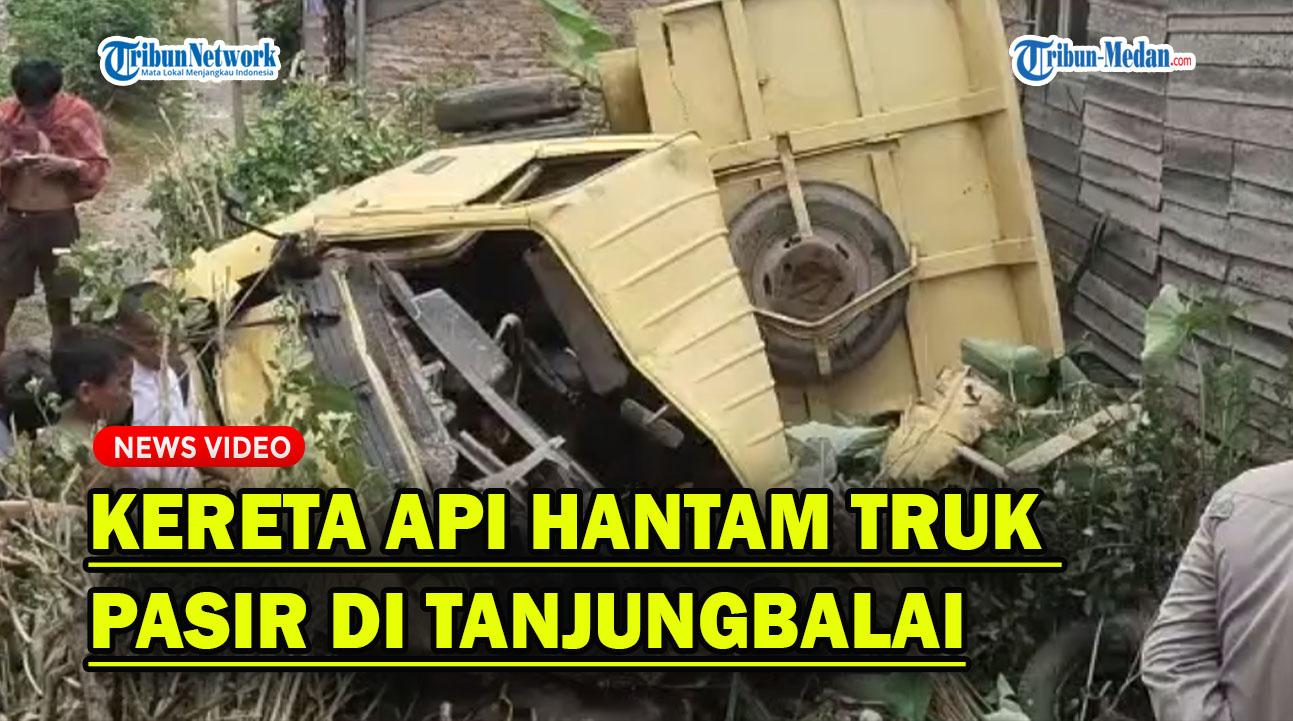 Kereta-Api-hantam-truk-pasir-di-Tanjungbalai.jpg