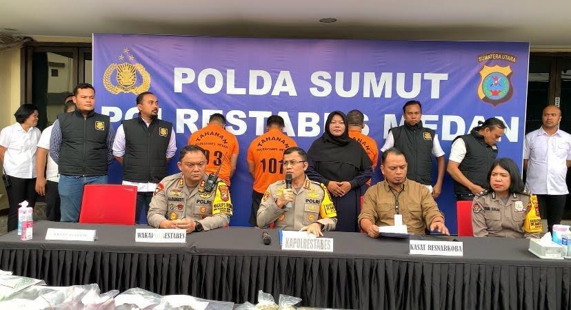Ketiga-pelaku-berbalik-badan-ketika-konfrensi-pers-di-Polrestabes-Meda.jpg
