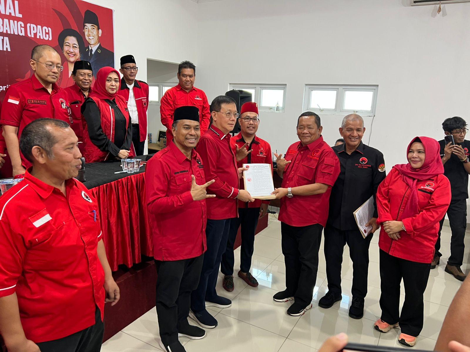 Ketua-DPD-PDI-Perjuangan-Sumut-Rapidin-Simbolon-menyerahkan.jpg