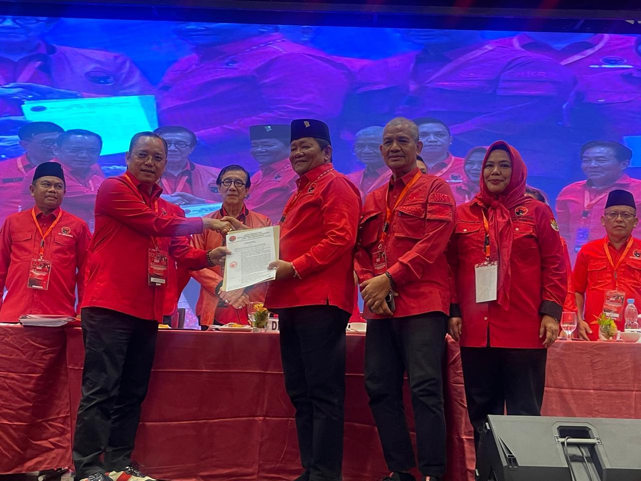 Ketua-DPP-PDI-Perjuangan-Deddy-Sitorus-menyerahkan-SK-kepengurusan-kepada-Rapidin.jpg
