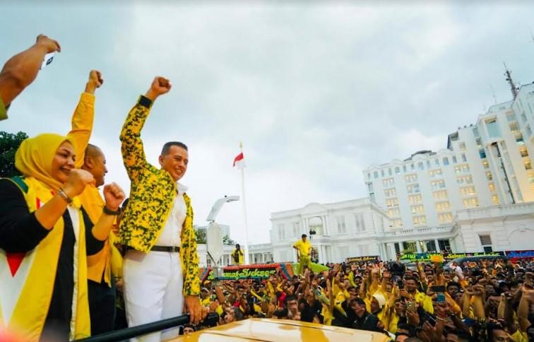 Ketua-Golkar-Sumut-Musa-Rajekshah-saat-diarak-oleh-para-pendukung.jpg