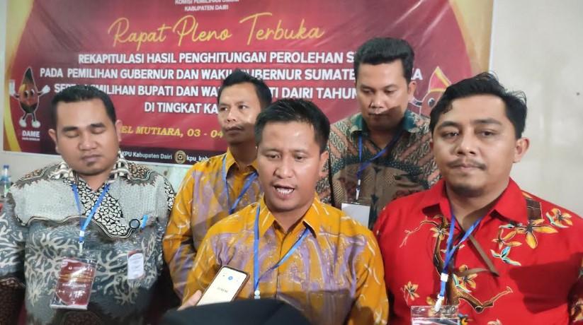 Ketua-KPU-Dairi-Ariyanto-Tinendung-tengah-dengan-didampingi-para-komisioner-KPU.jpg