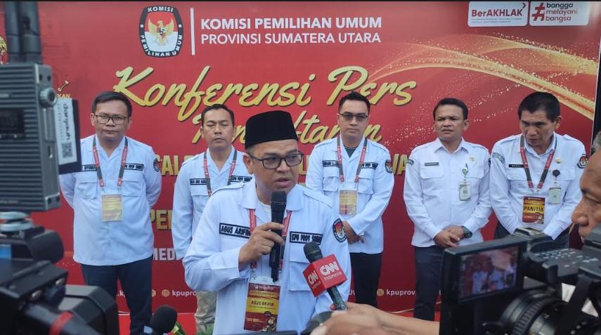 Ketua-KPU-Sumut-Agus-Arifin-saat-diwawancarai-setelah-menerima-berkas-pencalonan-Gubsu.jpg