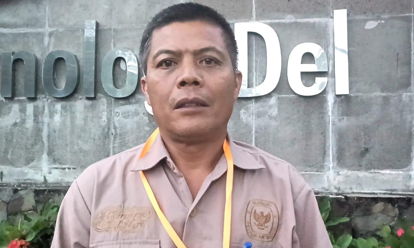 Ketua-KPU-Toba-Henri-M-Pardosi-saat-diwawancarai.jpg