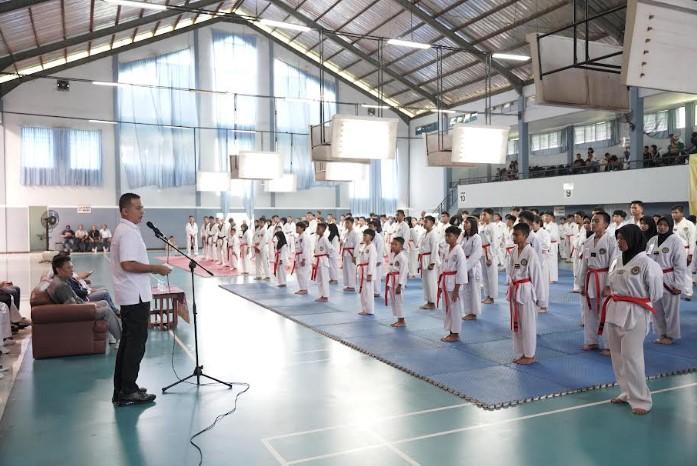 Ketua-Umum-TI-SumutMusa-Rajekshah-memberikan-arahan-kepada-taekwondoin.jpg