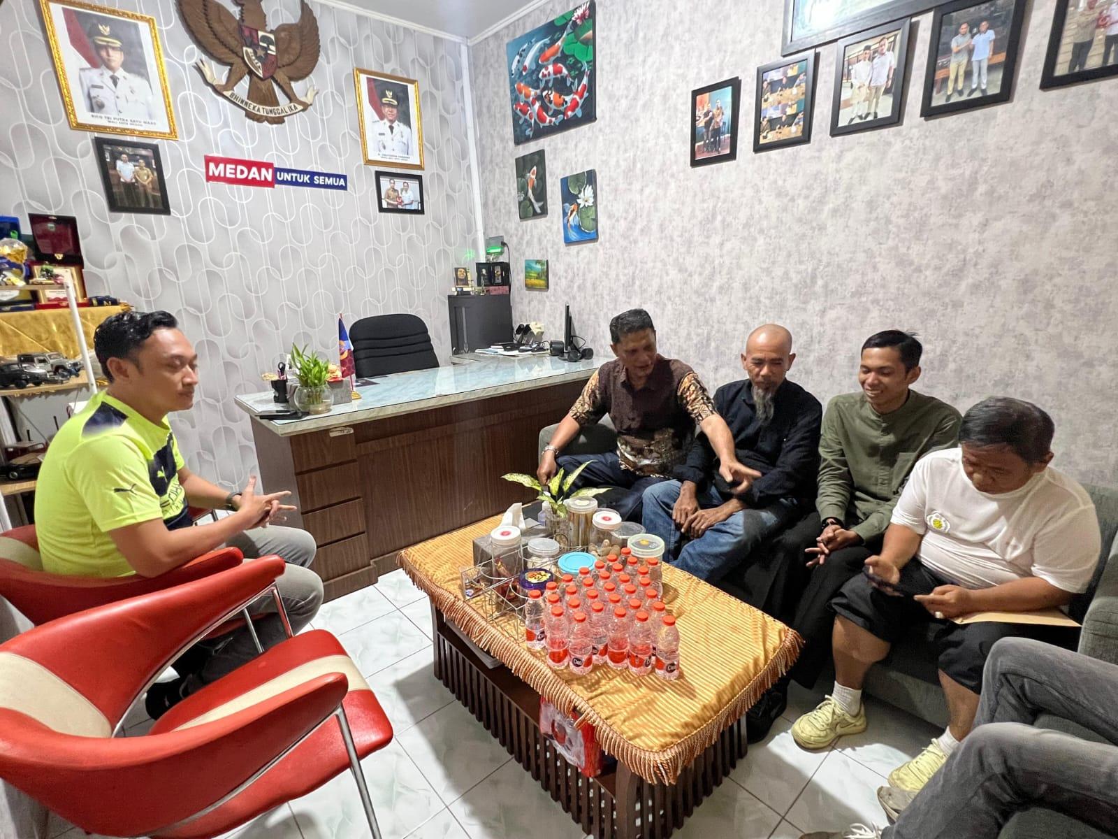 Ketum-KONI-Medan-Aswindy-Fachrizal-kiri-menerima.jpg