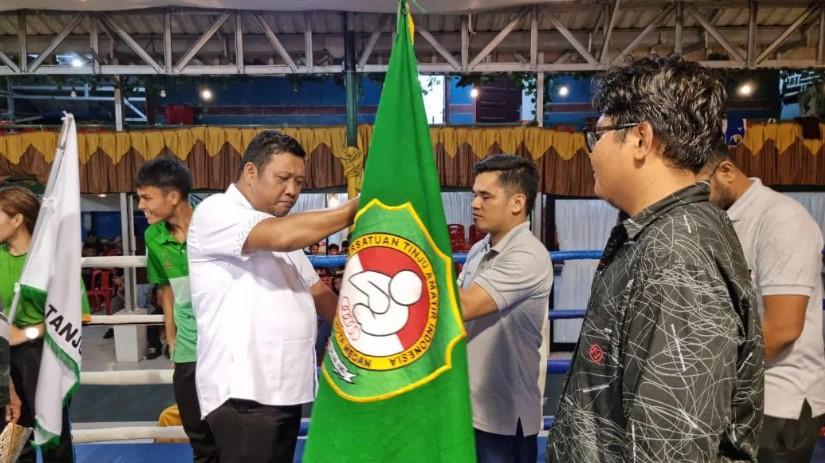 Ketum-Pertina-Sumut-Sabam-Manalu-kiri-menyerahkan-bendera-pataka-kepada-Ketua.jpg