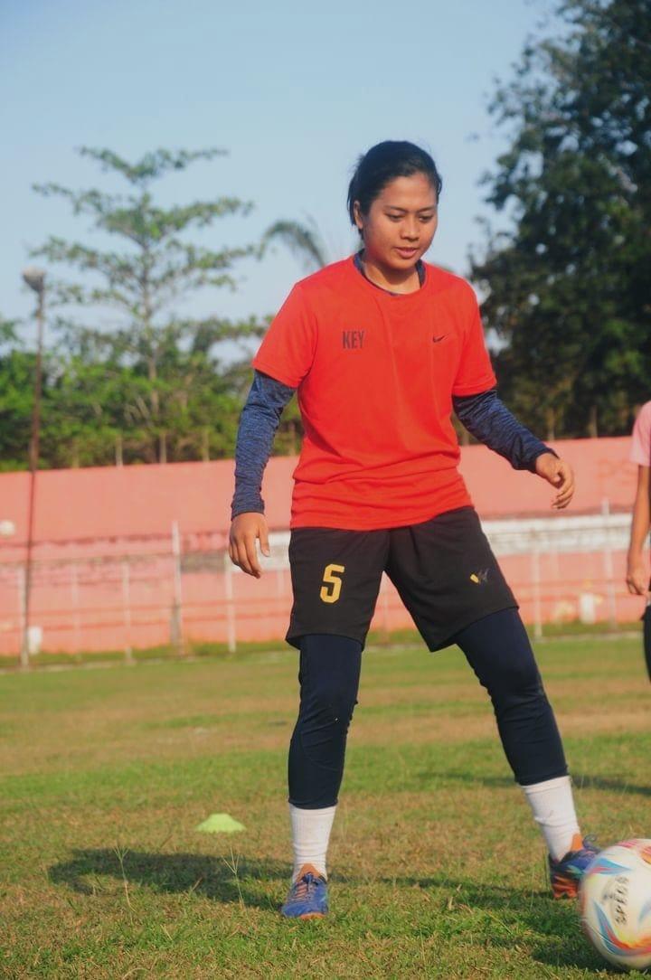 Khairina-Marpaung-kiper-tim-sepakbola-putri-PON-Sumut.jpg