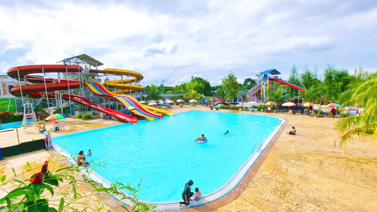 Kolam-seluncuran-kolam-olympic-dan-kolam-anak-yang-terdapat-di-waterland-Tamora.jpg