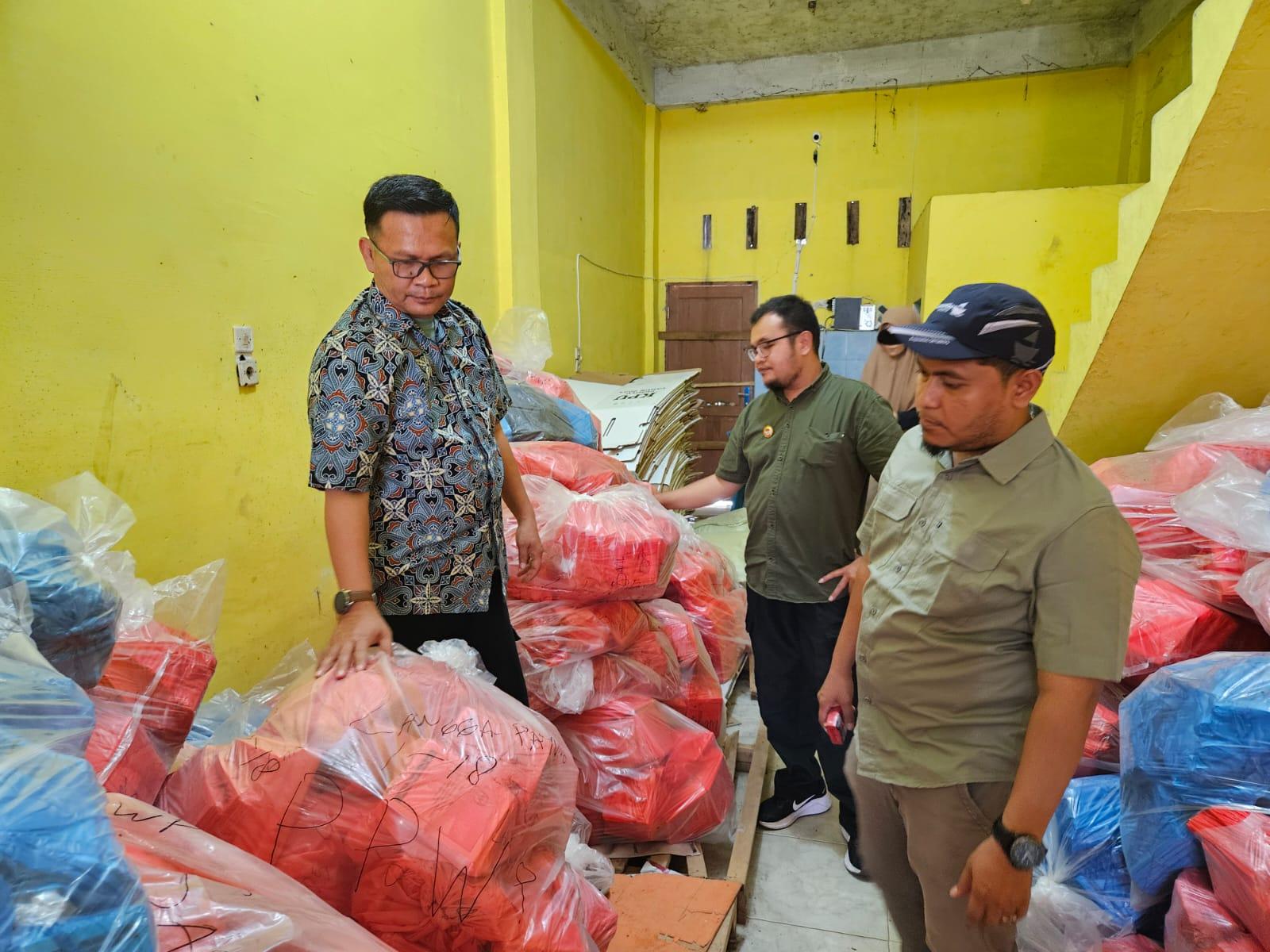 Komisi-Pemilihan-Umum-Sumut-saat-meninjau-proses-packing.jpg