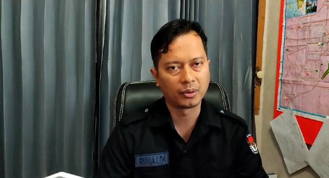 Komisioner-KPU-Medan-M-Rinaldi-Khair-saat-diwawancarai-tribun-medan-Jumat-6102023.jpg
