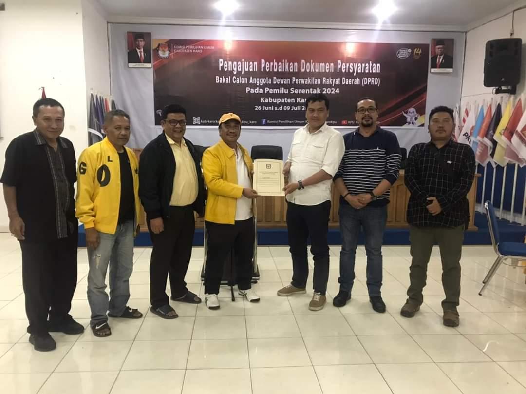 Komisioner-KPUD-Karo-menerima-berkas-perbaikan-administrasi-Bacaleg.jpg
