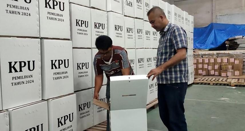 Komisioner-KPUD-Karo-mengecek-kondisi-logistik-untuk-kebutuhan-Pilkada-2024.jpg