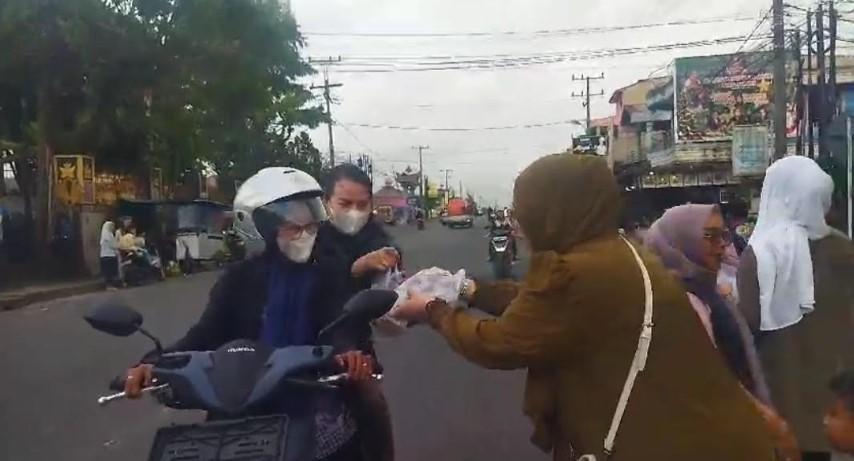 Komunitas-Skuad-Macan-Sidikalang-membagikan-takjil-di-Jalan-Sisingamangaraja_1.jpg