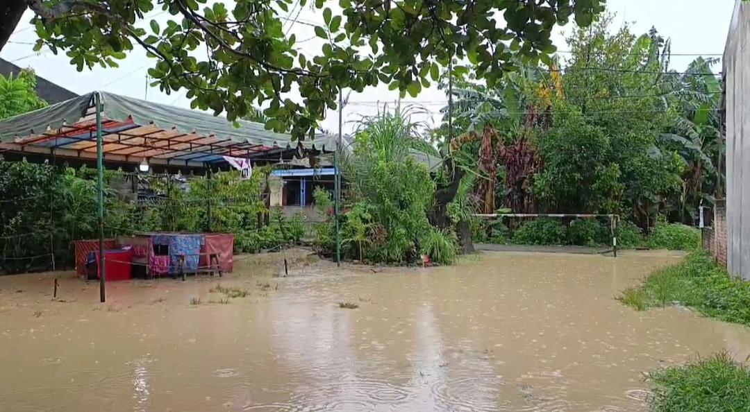 Kondisi-TPS-di-Medan-terendam-banjir-saat-pelaksanaan-pemungutan-suara-HO.jpg