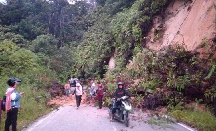Kondisi-akses-jalan-Tarutung-Sipirok-usai-gempa-pada-hari-ini-Selasa-1832025-pukul-522-WIB.jpg