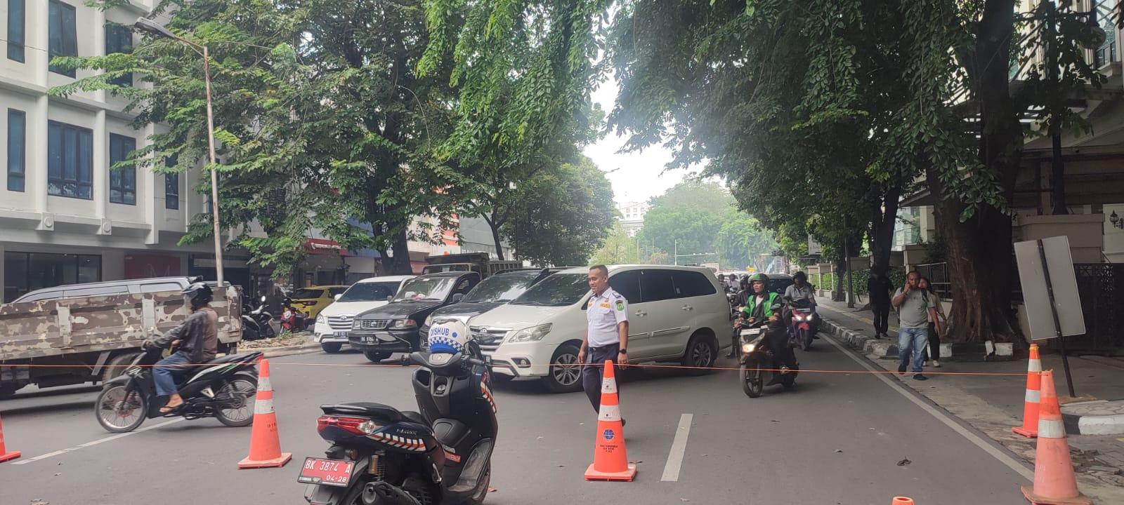 Kondisi-arus-lalu-lintas-di-Jalan-Kapten-Maulana-Lubis-Macet-parah.jpg