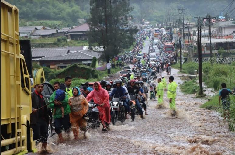 Kondisi-jalur-Medan-Berastagi-mengalami-kemacetan-akibat-digenangi-banjir1.jpg