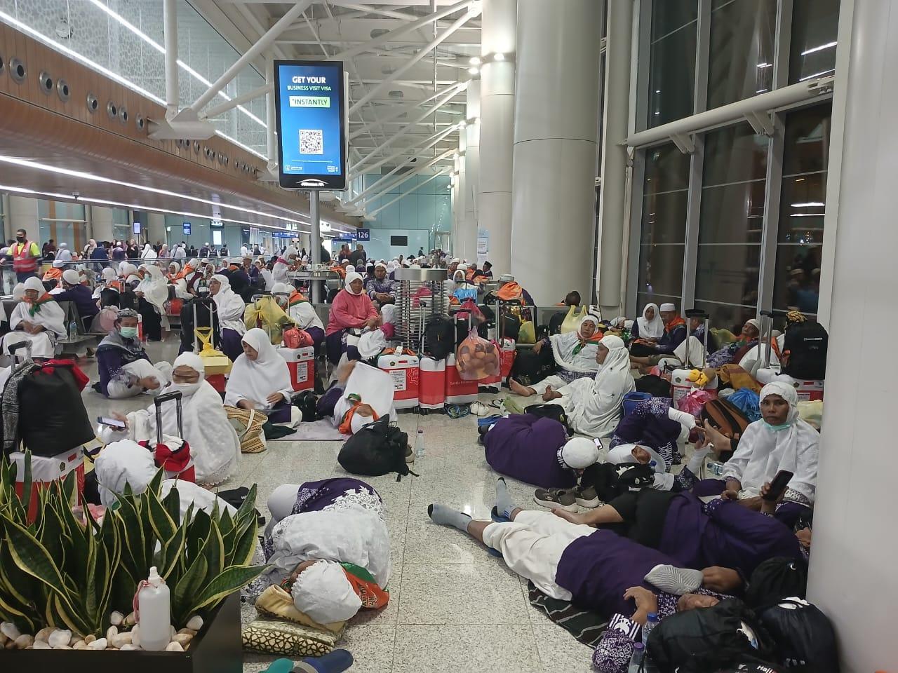 Kondisi-jemaah-haji-yang-terlihat-bertiduran-di-Bandara-Internasional-Prince.jpg