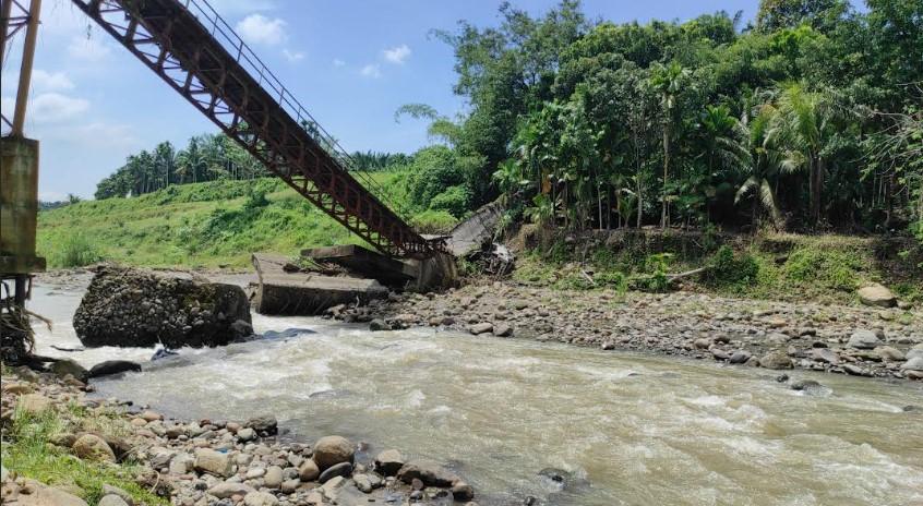 Kondisi-jembatan-penghubung-yang-melewati-sungai-Deli_1.jpg