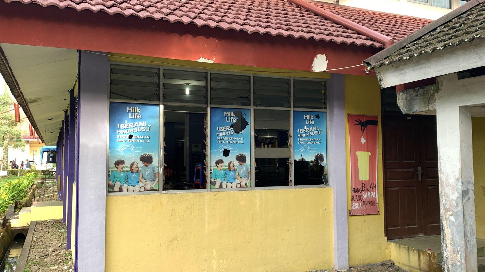 Kondisi-kantin-yang-lempar-mahasiswa-saat-terjadi-tawuran.jpg