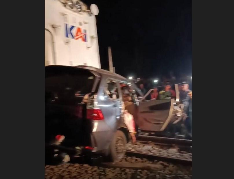 Kondisi-mobil-Toyota-Avanza-yang-ringsek-dihantam-kereta-api.jpg