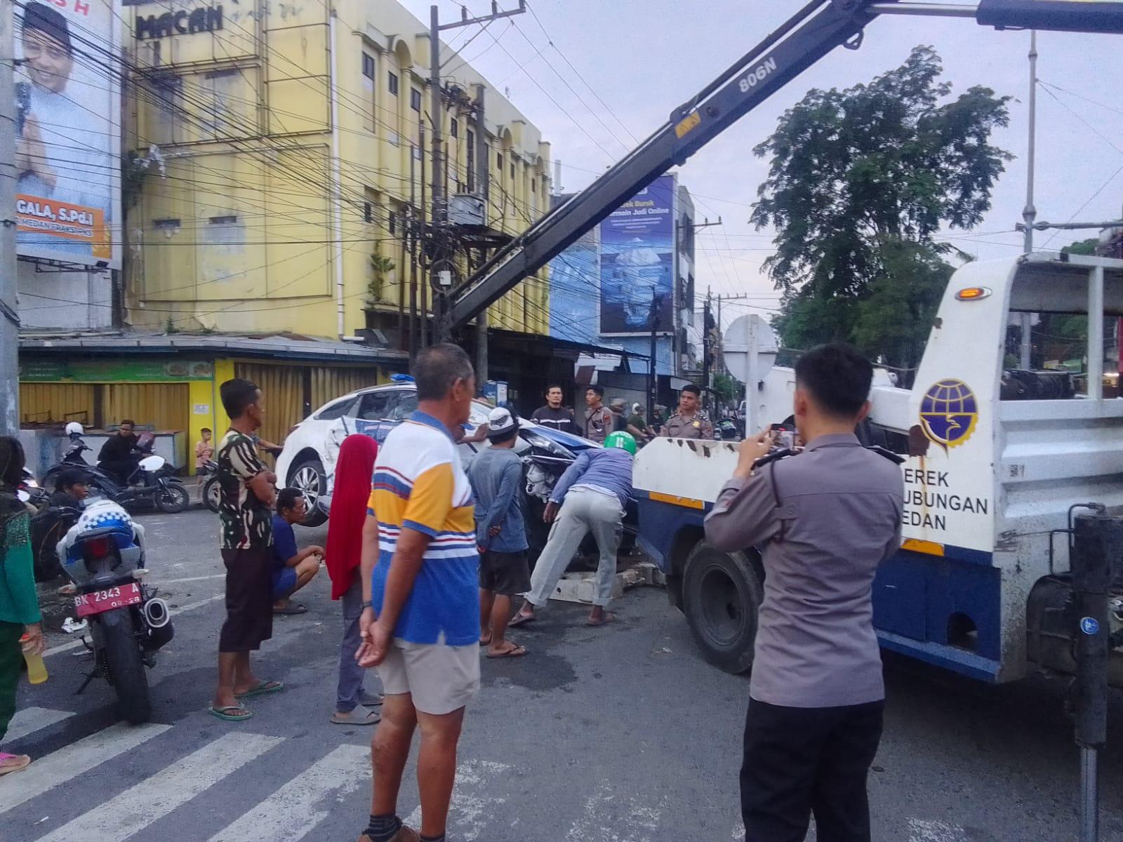 Kondisi-mobil-sat-lantas-Polrestabes-Medan-usai-terlibat.jpg