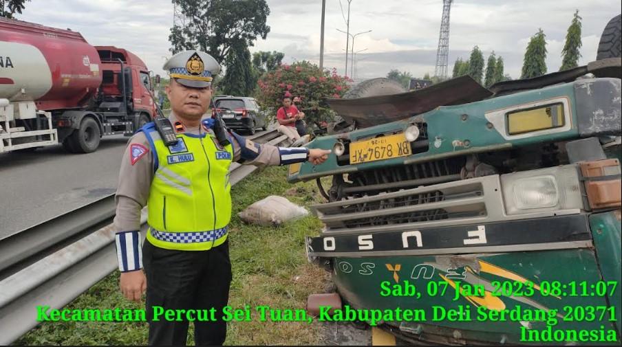 Kondisi-truk-kontainer-yang-terbalik-di-tol-Belmera_Lakalantas-Tol-Belmera_.jpg