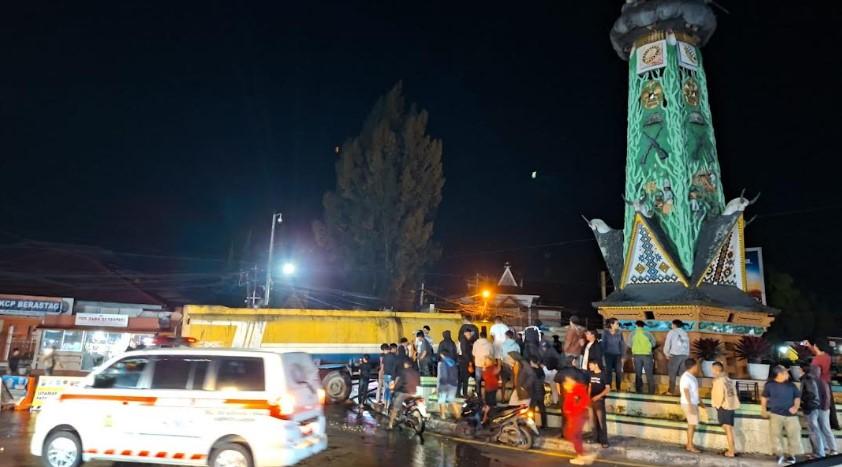 Diduga Sopir Ngantuk, Truk Tangki Muatan CPO Tabrak Kolam Air Mancur Tugu Perjuangan Berastagi - Tribun-medan.com