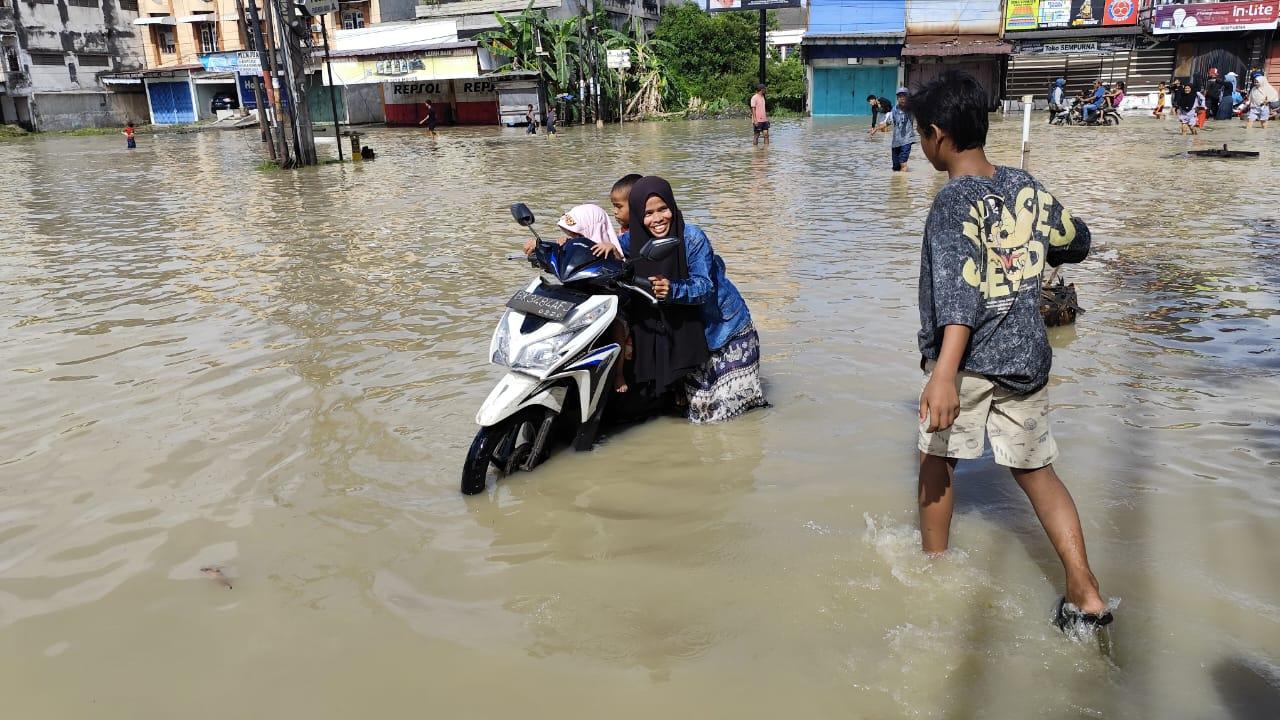 Kondisi-warga-mendorong-motor-mogok-melintasi-banjir.jpg