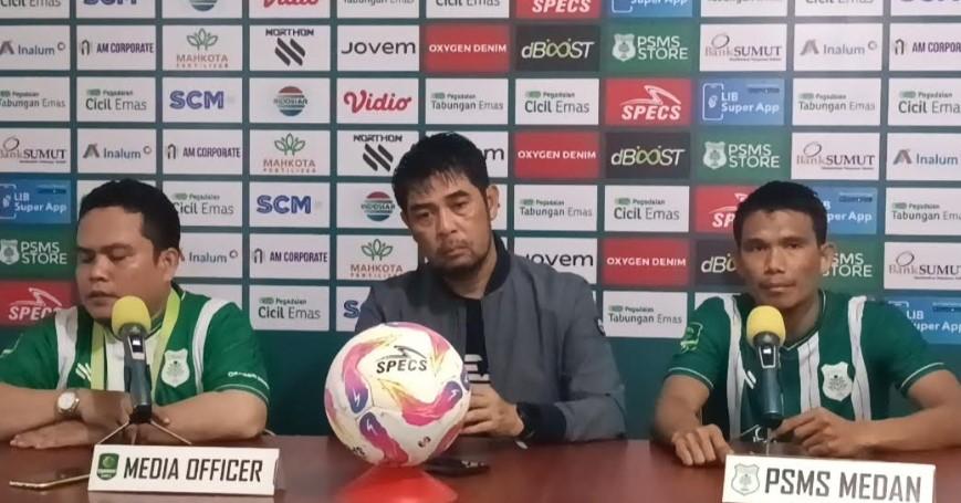 Konferensi-pers-Pelatih-PSMS-Medan-Nil-Maizar-tengah-bersama-pemain-PSMS.jpg
