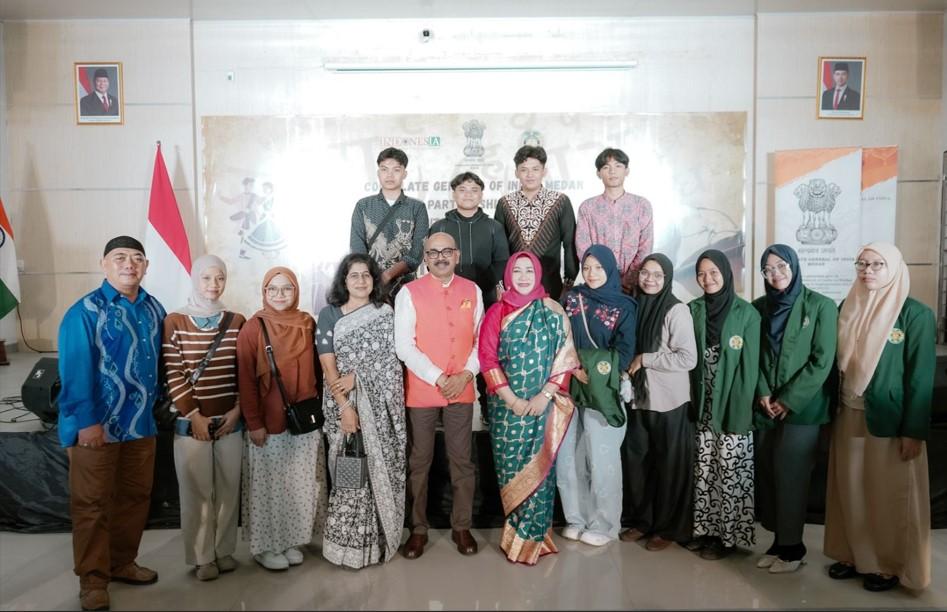 Konsul-Jenderal-India-di-Medan-Ravi-Shanker-Goel-tengah-berfoto-bersama-Dekan.jpg