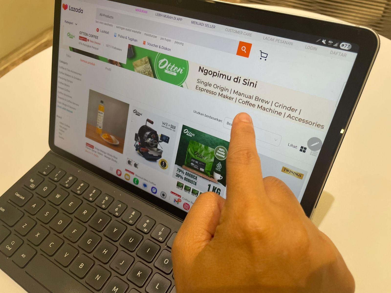 Konsumen-saat-mencari-cari-produk-Otten-Coffee-di-kanal-LazMall-Kehadiran-Otten.jpg