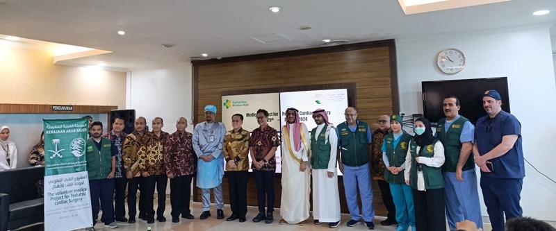 Kunjungan-kerja-Menkes-RI-Budi-Gunadi-operasi-jantung-dengan-Arab-Saudi-di-RS-Adam-Malik.jpg